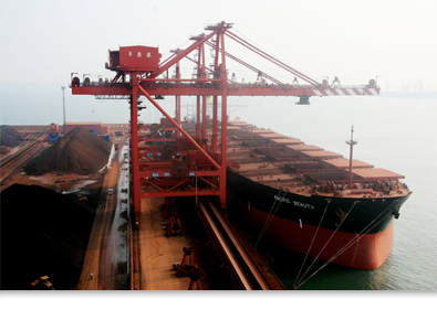 Bulk carrier alongside at a Chinese port